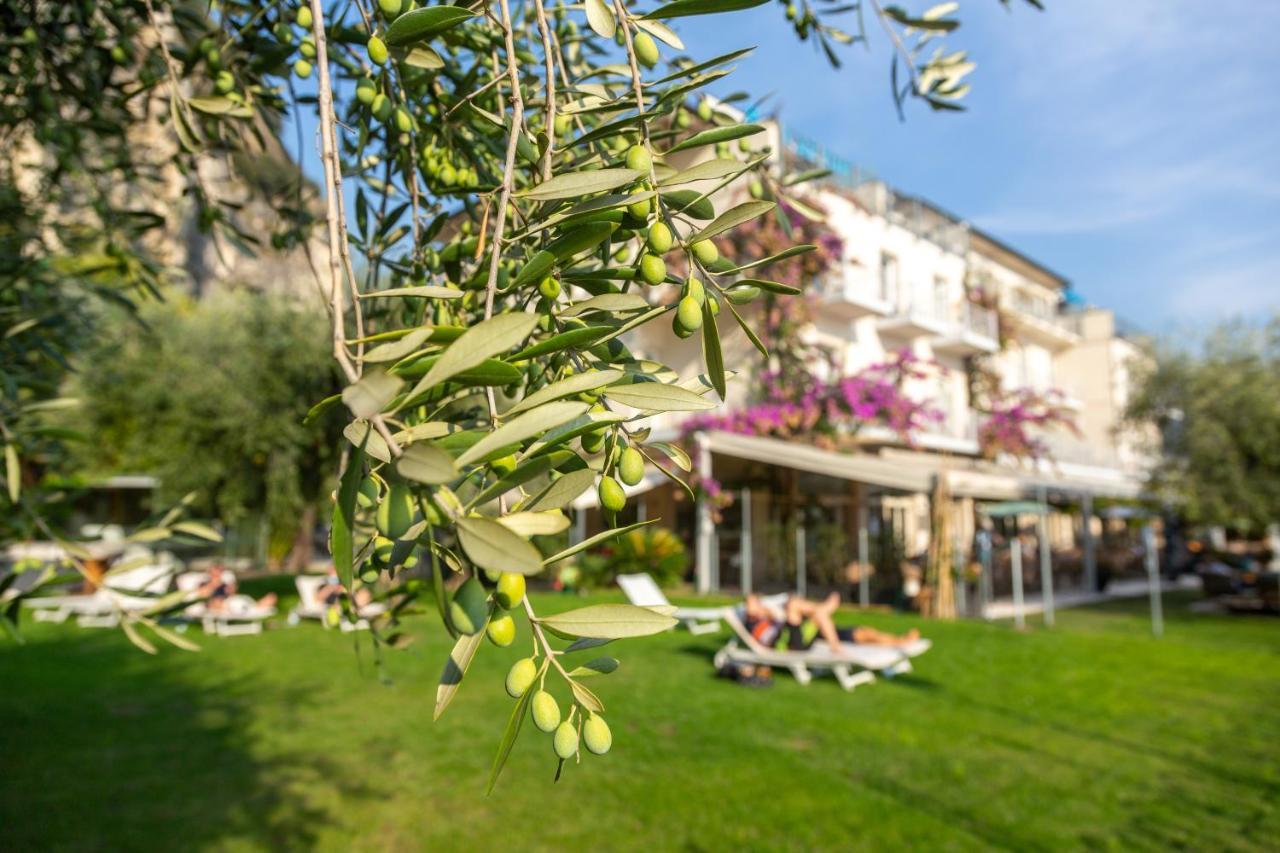 Hotel Baia Azzurra - Lake Front Torbole Sul Garda Zewnętrze zdjęcie