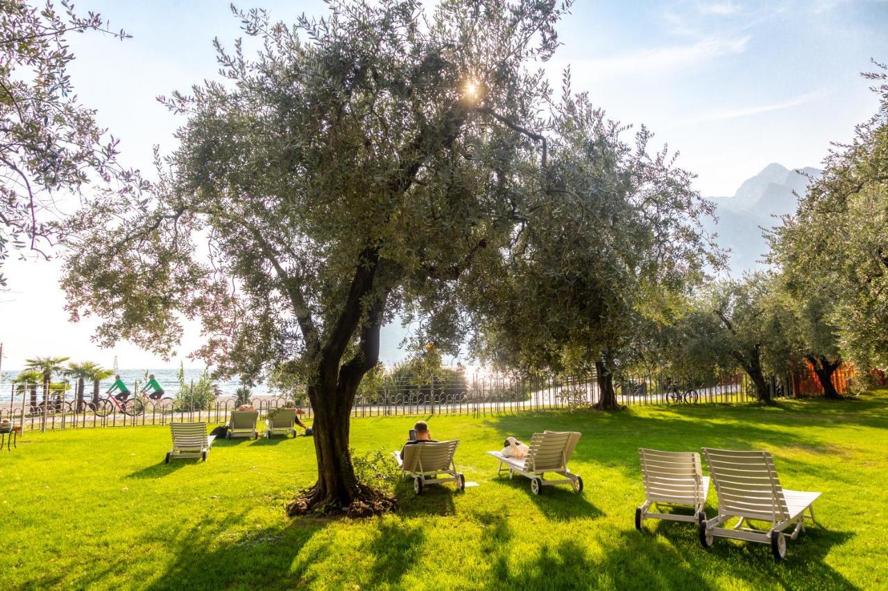 Hotel Baia Azzurra - Lake Front Torbole Sul Garda Zewnętrze zdjęcie