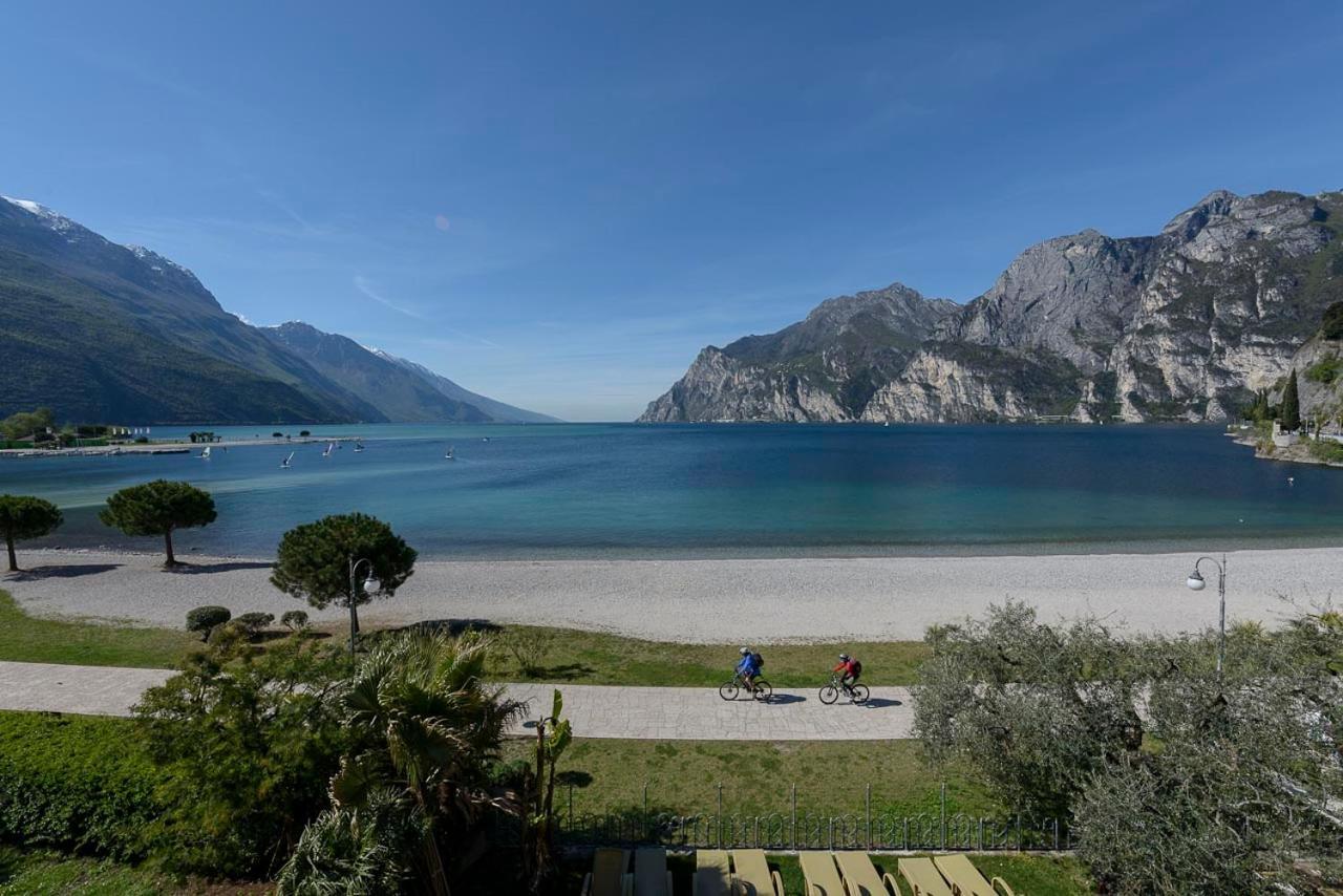 Hotel Baia Azzurra - Lake Front Torbole Sul Garda Zewnętrze zdjęcie