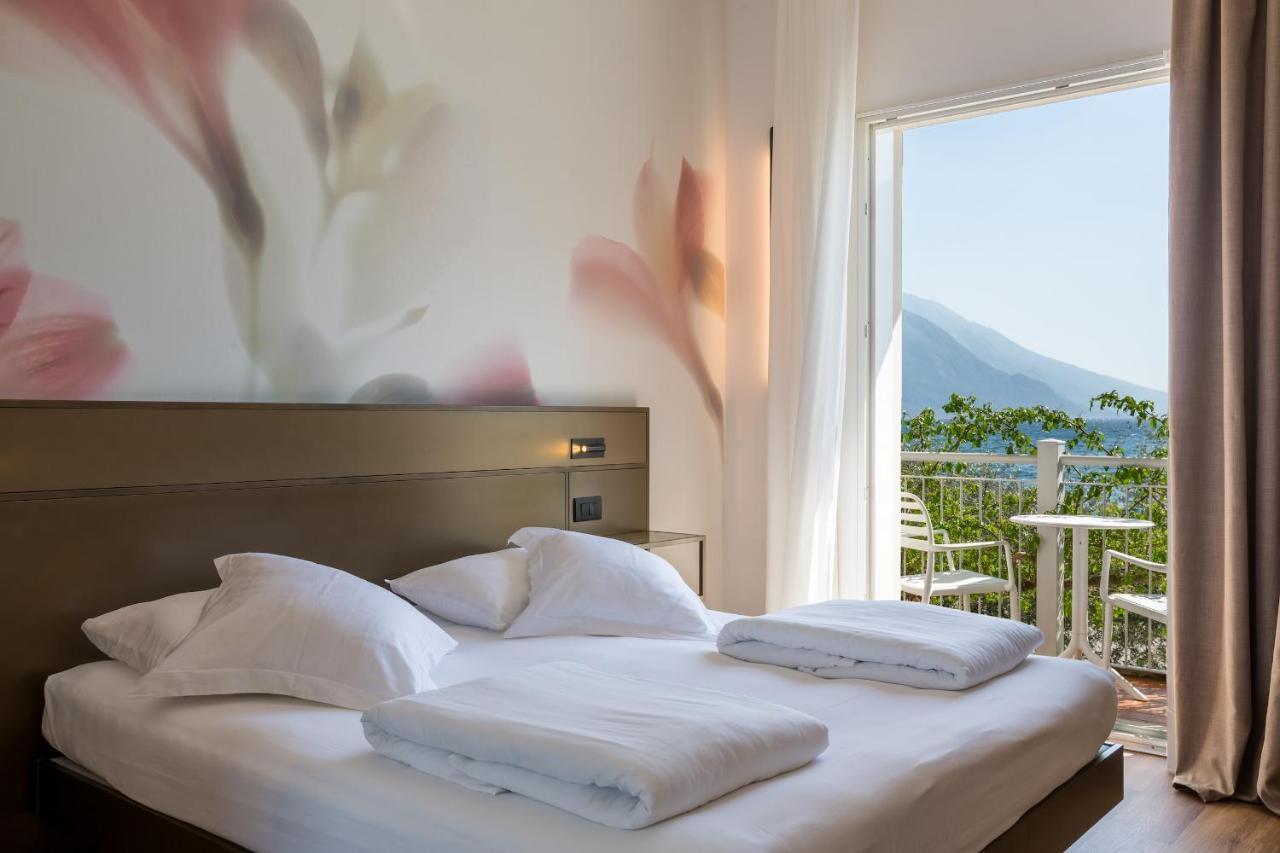 Hotel Baia Azzurra - Lake Front Torbole Sul Garda Zewnętrze zdjęcie