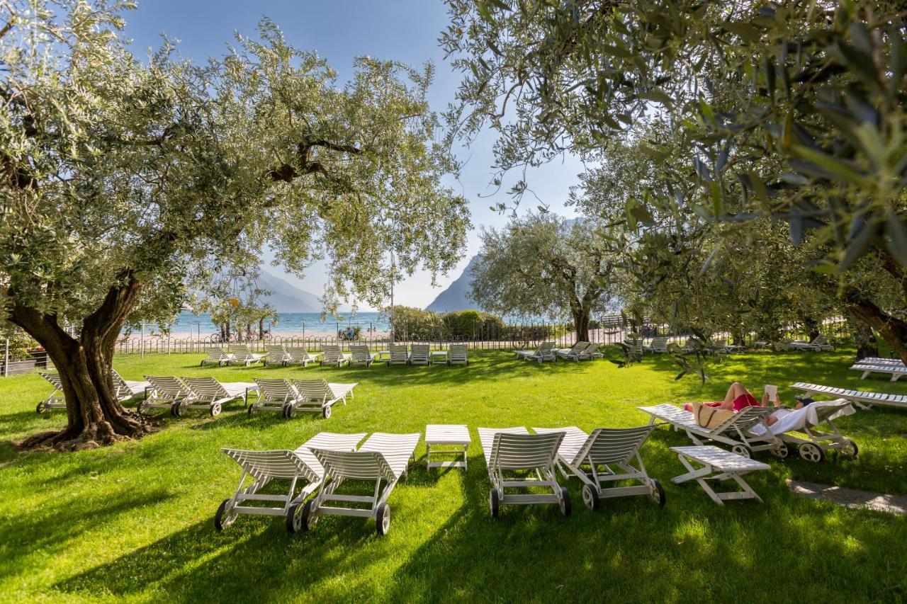 Hotel Baia Azzurra - Lake Front Torbole Sul Garda Zewnętrze zdjęcie
