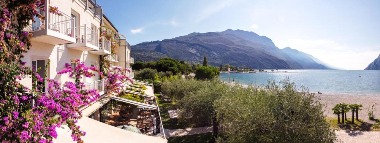 Hotel Baia Azzurra - Lake Front Torbole Sul Garda Zewnętrze zdjęcie