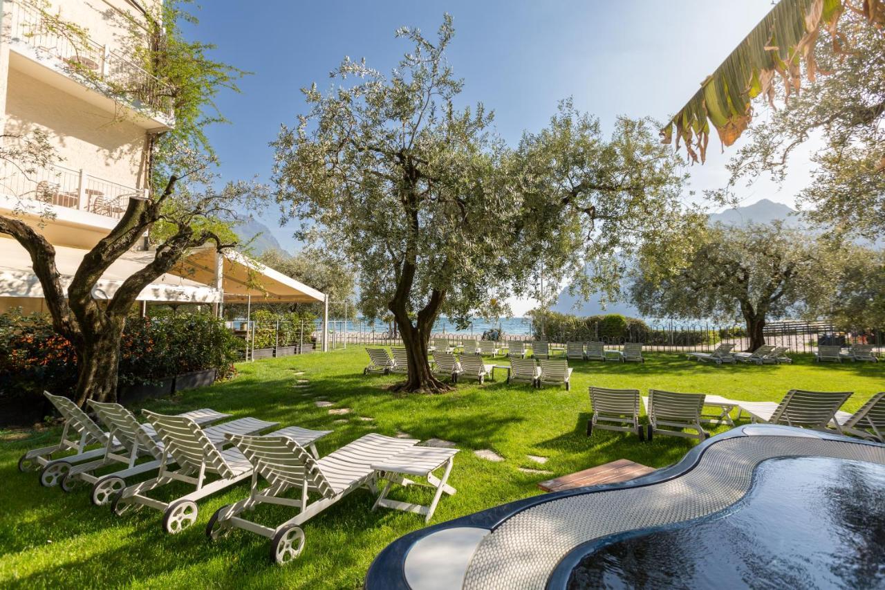 Hotel Baia Azzurra - Lake Front Torbole Sul Garda Zewnętrze zdjęcie
