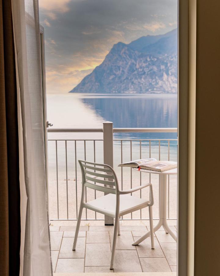 Hotel Baia Azzurra - Lake Front Torbole Sul Garda Zewnętrze zdjęcie