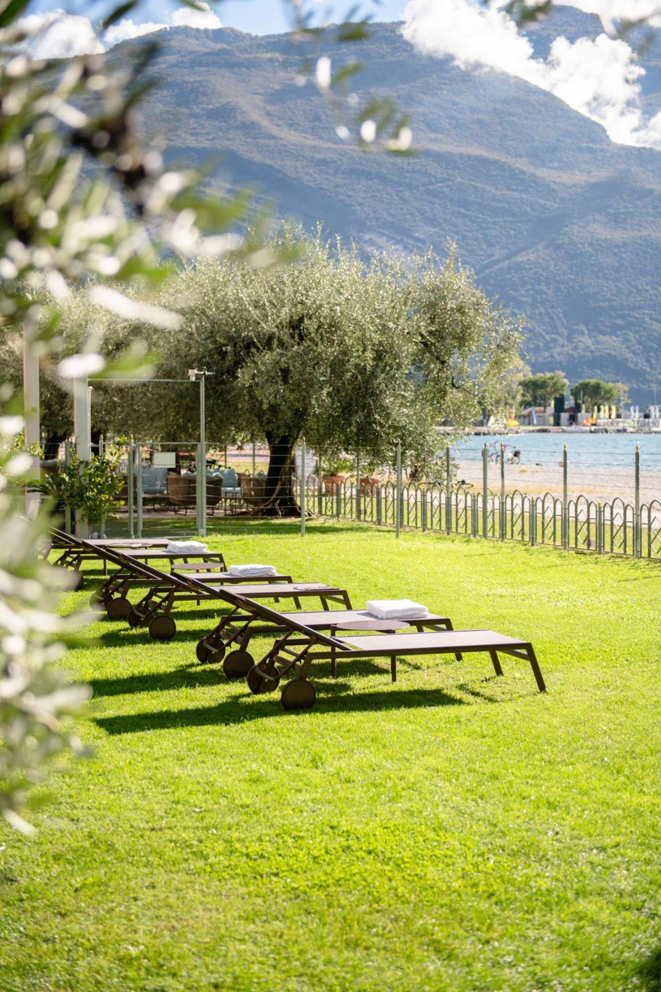 Hotel Baia Azzurra - Lake Front Torbole Sul Garda Zewnętrze zdjęcie