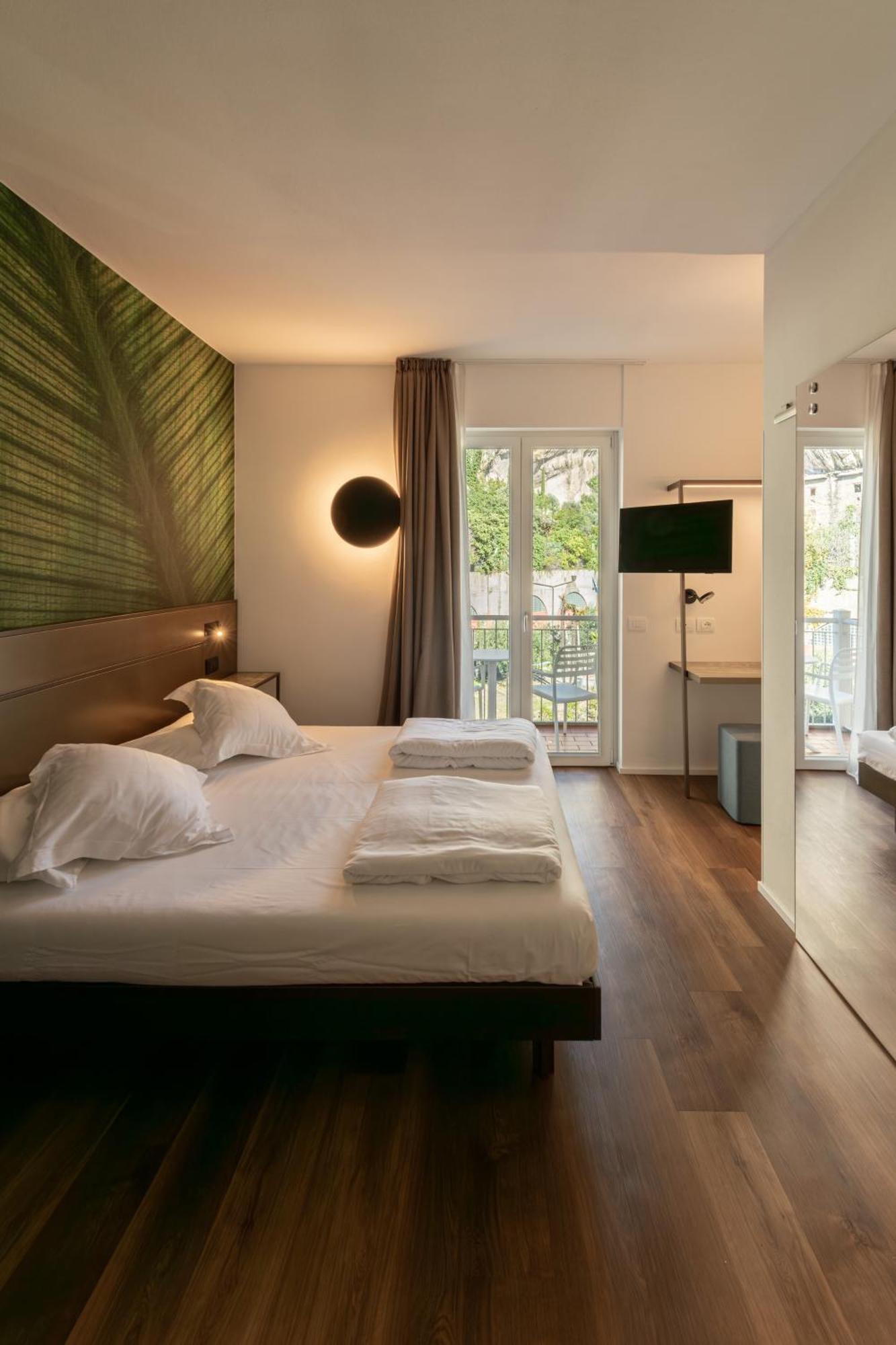 Hotel Baia Azzurra - Lake Front Torbole Sul Garda Zewnętrze zdjęcie