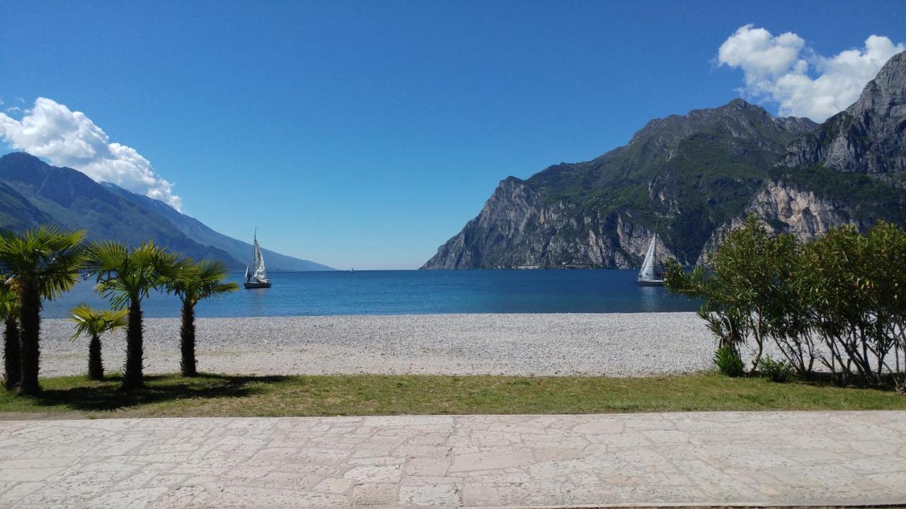 Hotel Baia Azzurra - Lake Front Torbole Sul Garda Zewnętrze zdjęcie