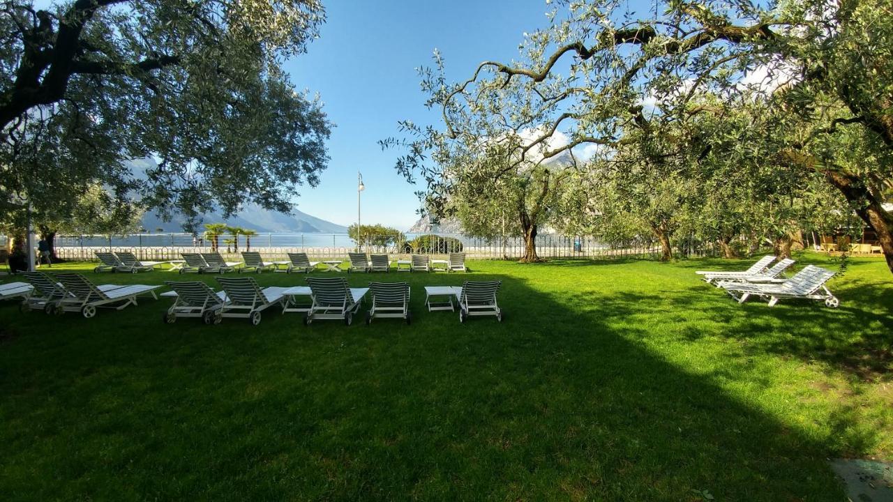 Hotel Baia Azzurra - Lake Front Torbole Sul Garda Zewnętrze zdjęcie
